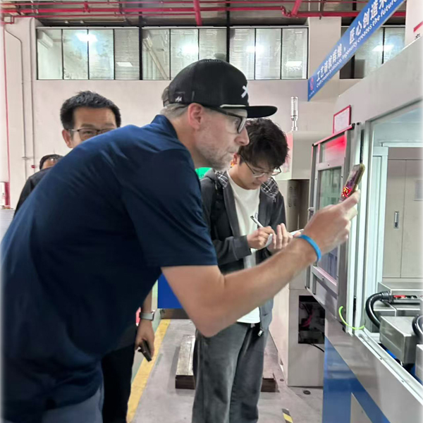 Un client américain visite Taichuang pour l'inspection sur site et l'acceptation de la machine à tarauder les noix