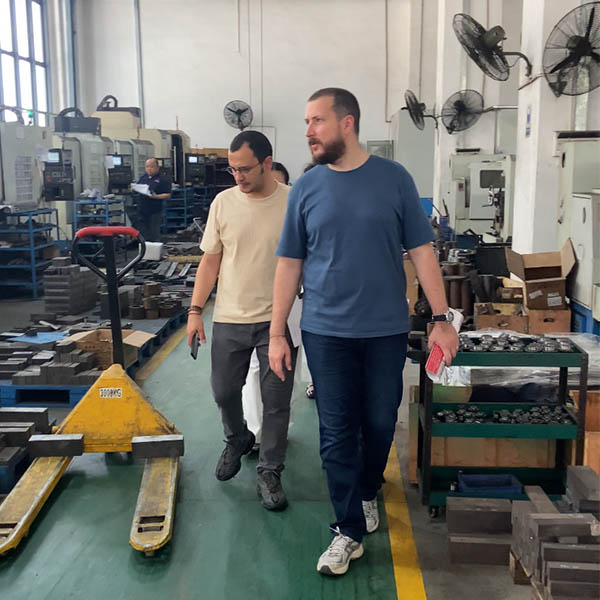 Un client turc visite l'usine de TAICHUANG pour évaluer les capacités de fabrication de machines à tarauder les noix