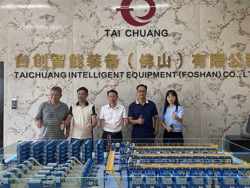 Un client vietnamien visite TAICHUANG Intelligent pour la coopération avec des machines à tarauder les noix