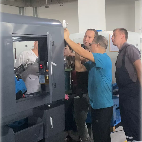 Une équipe de clients russes visite l'usine de TAICHUANG pour l'acceptation de la machine à tarauder les écrous