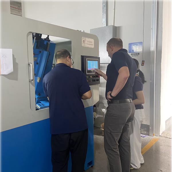 Un client britannique visite TAICHUANG pour l'inspection d'une machine à tarauder les écrous
